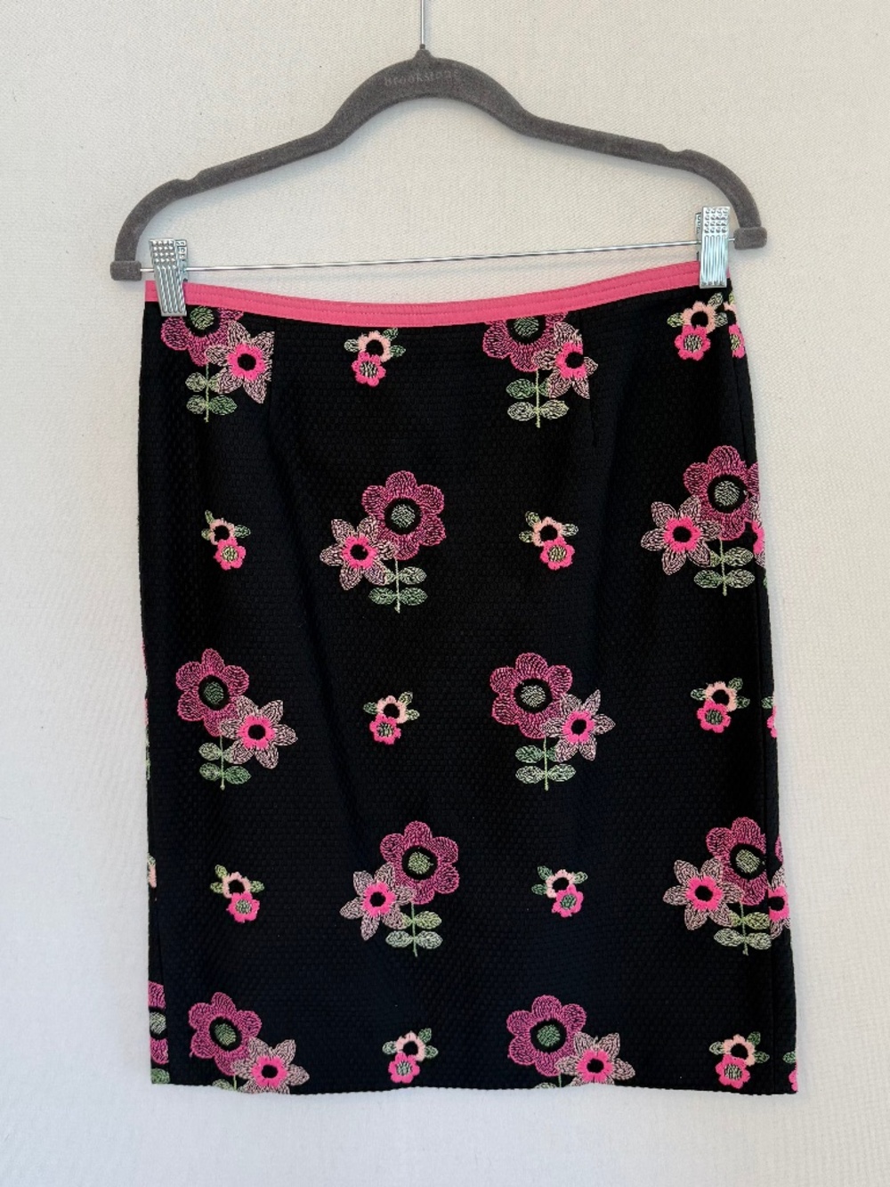 CYNTHIA STEFFE Size 6 Black with Embroidered Pink Flowers Pencil Skirt